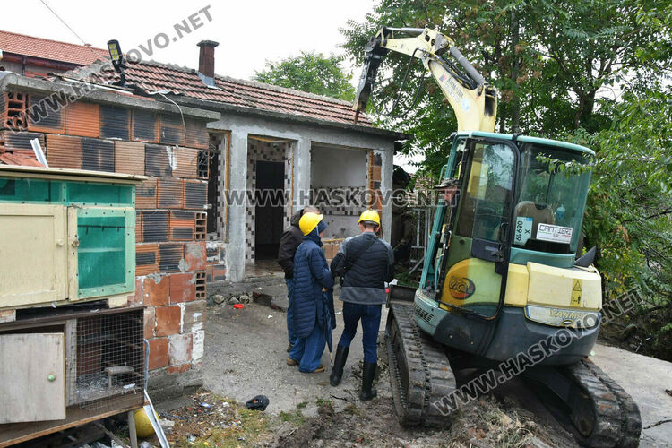 Разрушаването на незаконни имоти започна от кв. „Република“, 5-членно семейство остава без дом