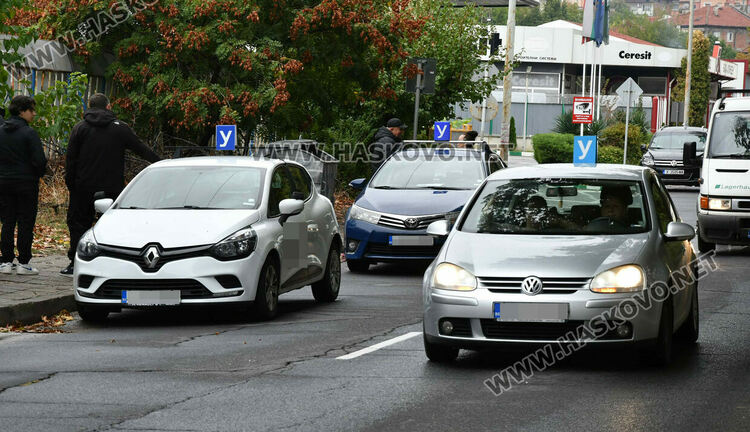 Учебни коли се струпват на бул. „Илинден“, защото от там започват шофьорските изпити