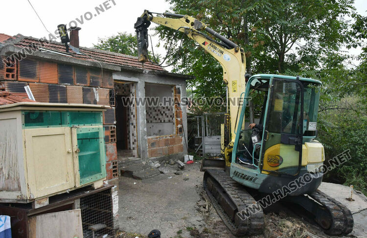 Разрушаването на незаконни имоти започна от кв. „Република“, 5-членно семейство остава без дом