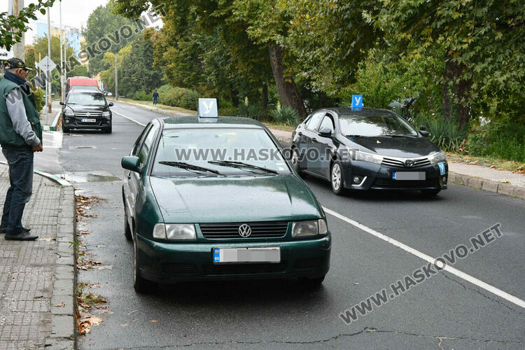 Учебни коли се струпват на бул. „Илинден“, защото от там започват шофьорските изпити