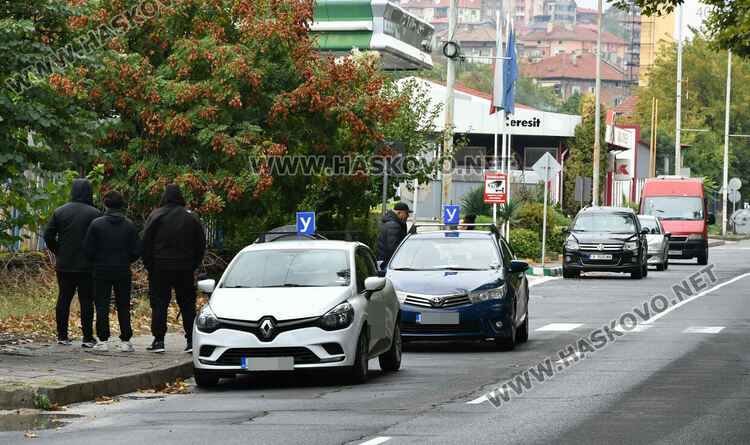 Учебни коли се струпват на бул. „Илинден“, защото от там започват шофьорските изпити