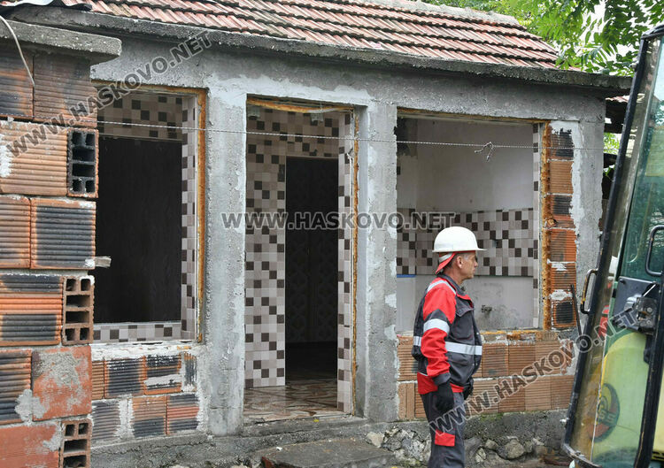 Разрушаването на незаконни имоти започна от кв. „Република“, 5-членно семейство остава без дом