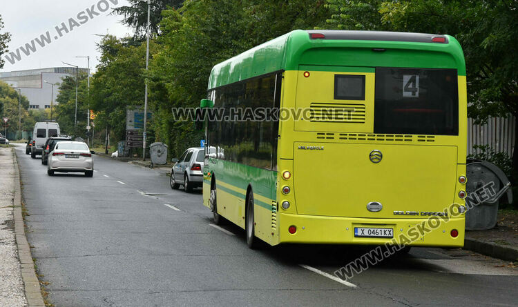Учебни коли се струпват на бул. „Илинден“, защото от там започват шофьорските изпити