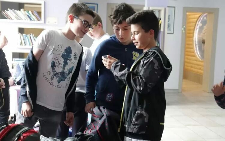 Забрана за мобилни устройства в час - да. Но и в междучасията ли?