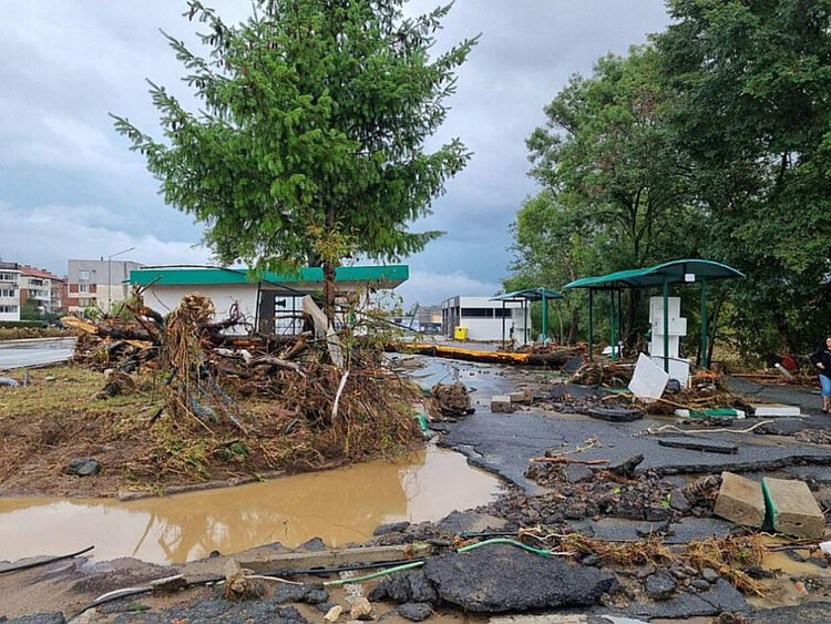  Царево да се евакуира до четвъртък
