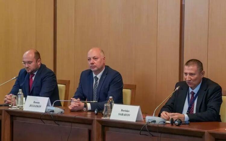 Премиерът Росен Желязков и правосъдният министър Георги Георгиев до Борислав Сарафов по време на форума.