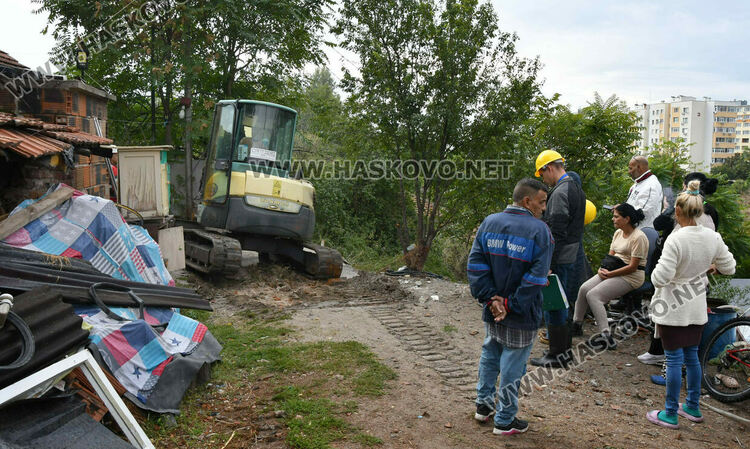 Разрушаването на незаконни имоти започна от кв. „Република“, 5-членно семейство остава без дом