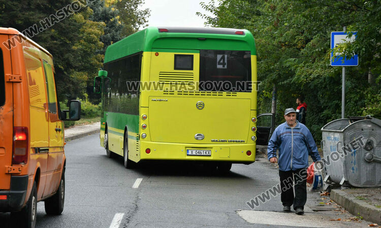 Учебни коли се струпват на бул. „Илинден“, защото от там започват шофьорските изпити