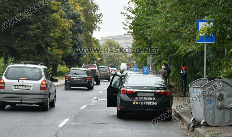 Учебни коли се струпват на бул. „Илинден“, защото от там започват шофьорските изпити