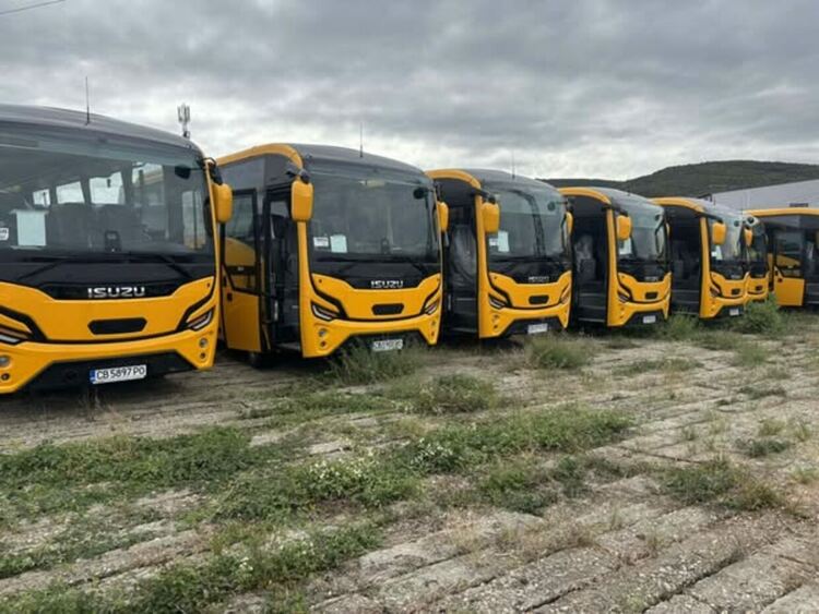 Радомир сред 15-те общини в България, които получиха нов училищен автобус от МОН