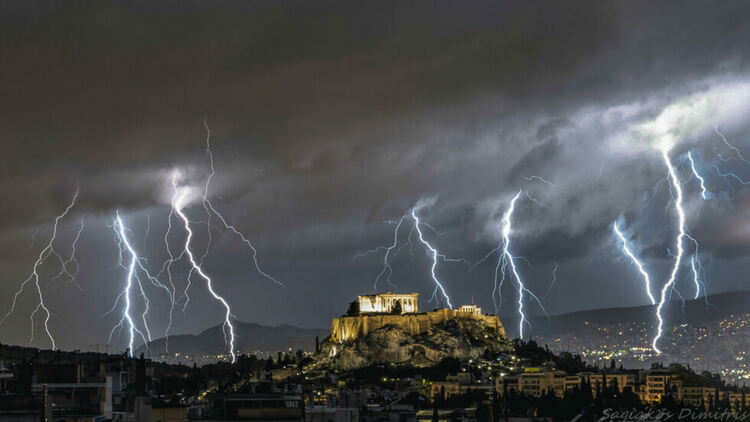 Циклонът „Барбара“ удари Гърция с проливни дъждове и бури