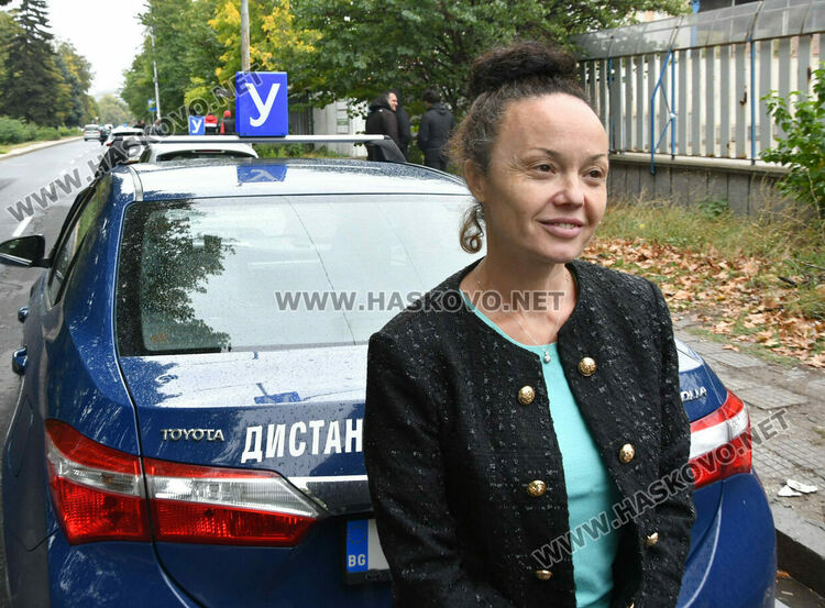 Учебни коли се струпват на бул. „Илинден“, защото от там започват шофьорските изпити