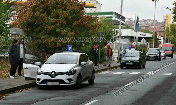 Учебни коли се струпват на бул. „Илинден“, защото от там започват шофьорските изпити