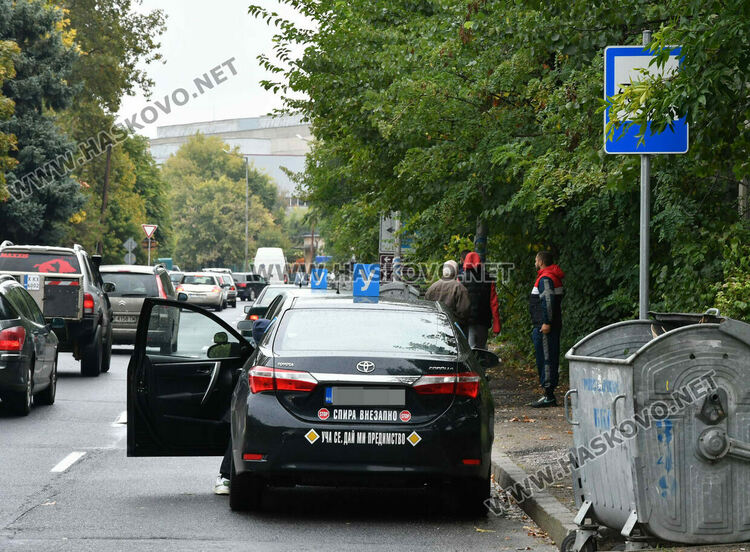 Учебни коли се струпват на бул. „Илинден“, защото от там започват шофьорските изпити