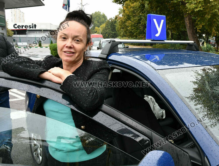 Учебни коли се струпват на бул. „Илинден“, защото от там започват шофьорските изпити