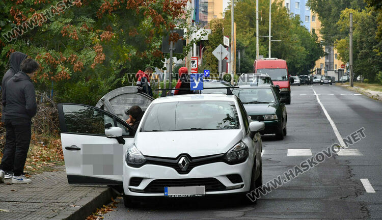 Учебни коли се струпват на бул. „Илинден“, защото от там започват шофьорските изпити