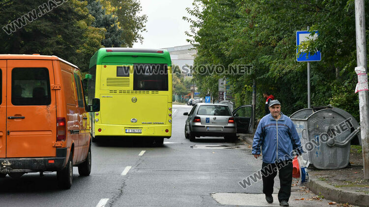 Учебни коли се струпват на бул. „Илинден“, защото от там започват шофьорските изпити