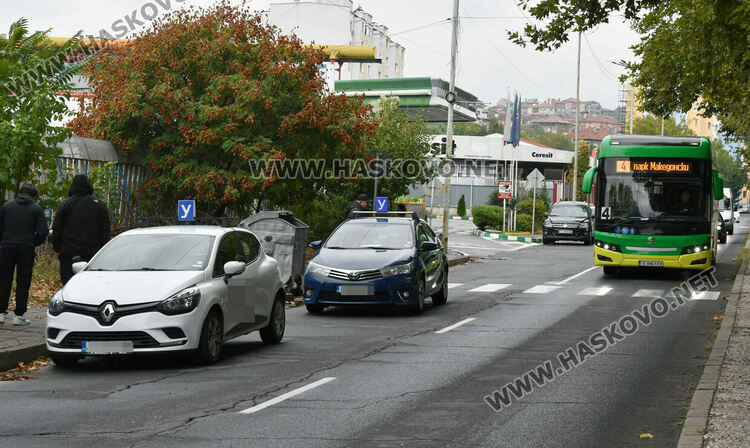 Учебни коли се струпват на бул. „Илинден“, защото от там започват шофьорските изпити