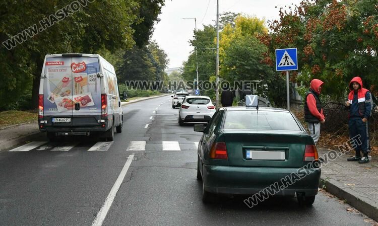 Учебни коли се струпват на бул. „Илинден“, защото от там започват шофьорските изпити