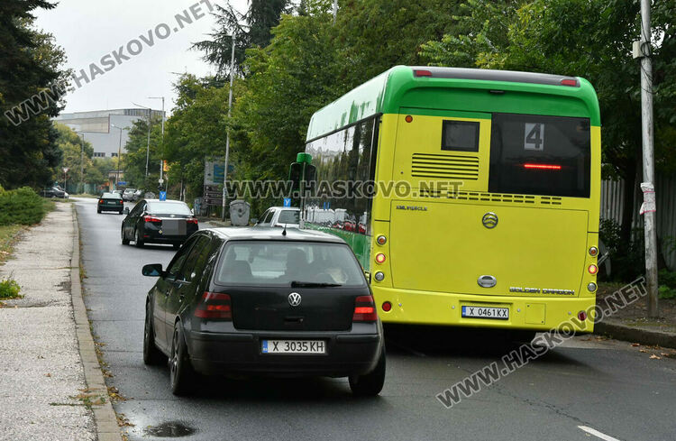 Учебни коли се струпват на бул. „Илинден“, защото от там започват шофьорските изпити