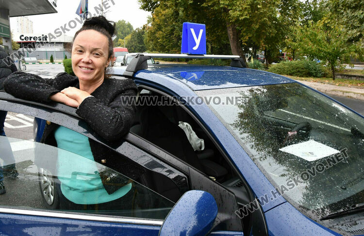 Учебни коли се струпват на бул. „Илинден“, защото от там започват шофьорските изпити