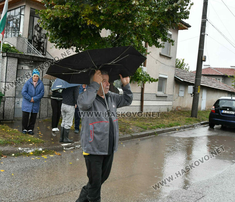 В кв. „Болярово“ се жалват от пропаднал асфалт и неработещи отводнителни шахти 