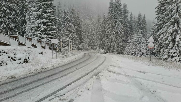 Ограничено е движението на тежкотоварни автомобили през прохода „Превала“ заради снеговалеж