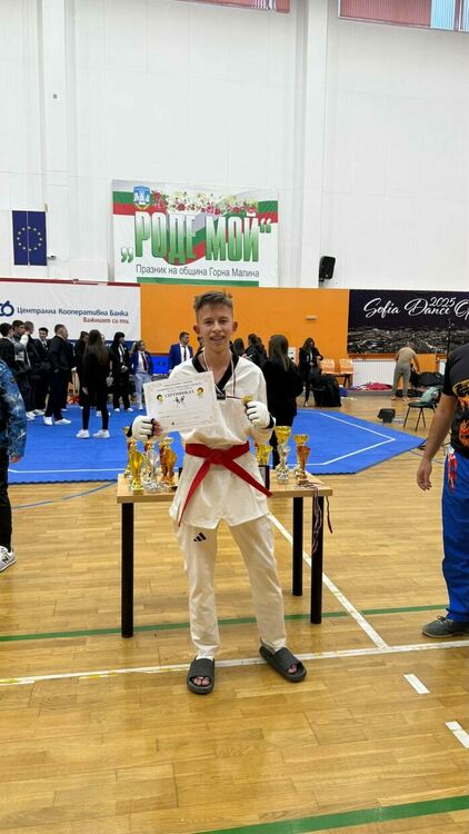 Деца от Девин и Доспат се завърнаха с медали от състезание по таекуондо