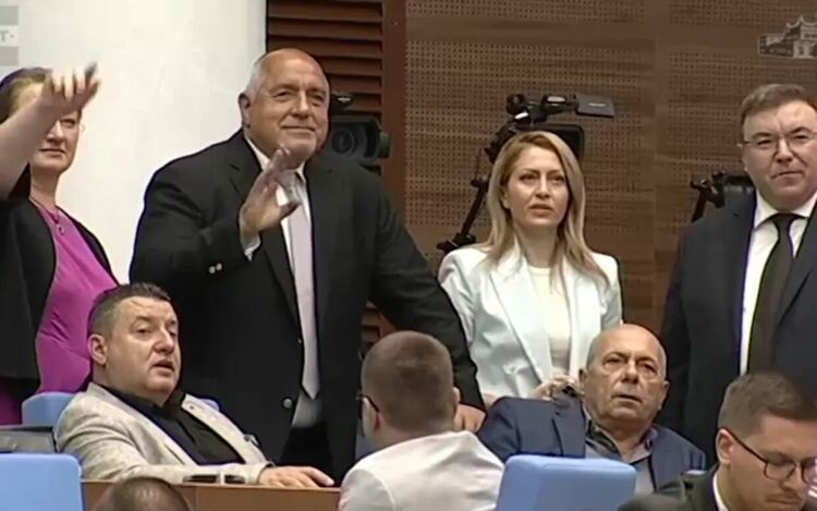 На управляващите им е добре, нищо че трима от четирима българи не харесват доминираното от тях Народно събрание.