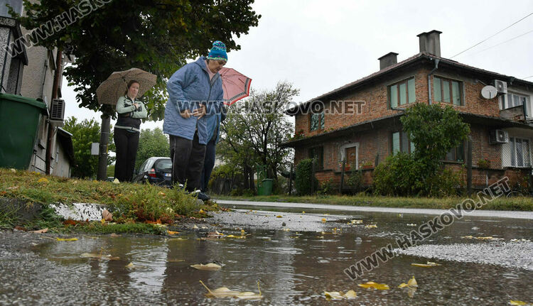 В кв. „Болярово“ се жалват от пропаднал асфалт и неработещи отводнителни шахти 