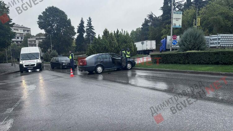 Катастрофа на входа на Димитровград затруднява движението