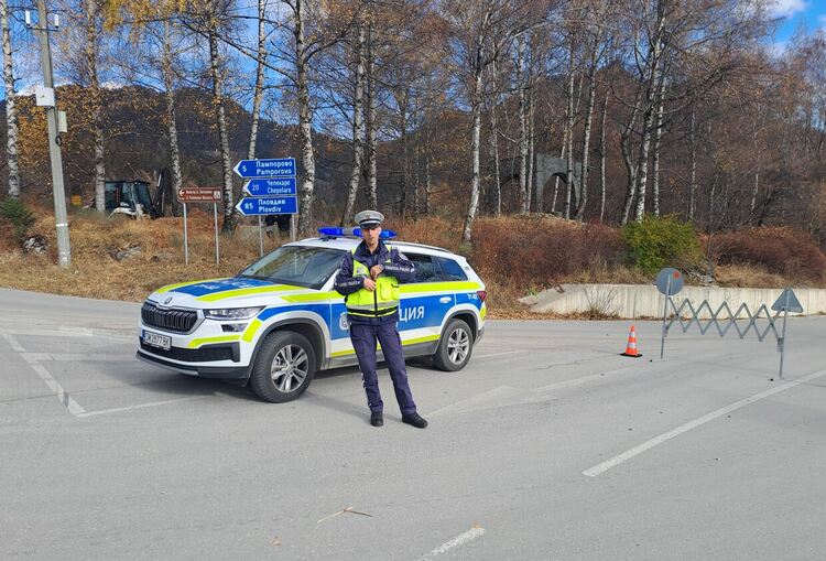 Затворен е пътят Смолян – Асеновград заради свлачище
