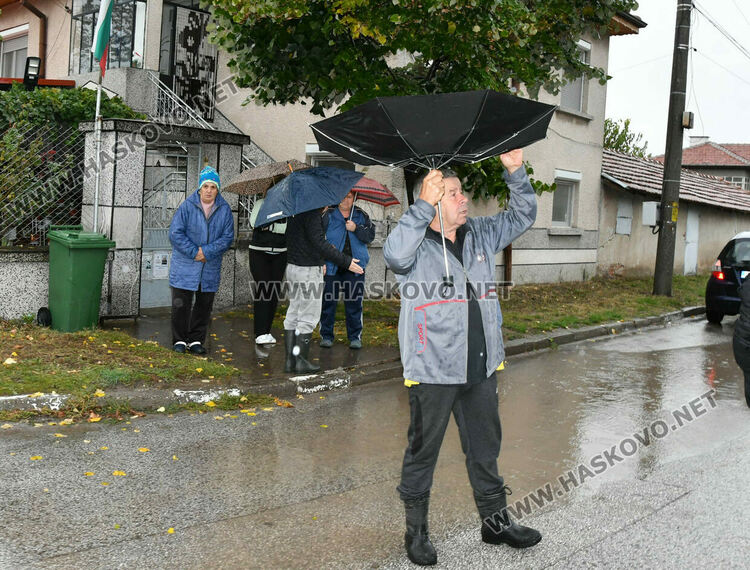В кв. „Болярово“ се жалват от пропаднал асфалт и неработещи отводнителни шахти 