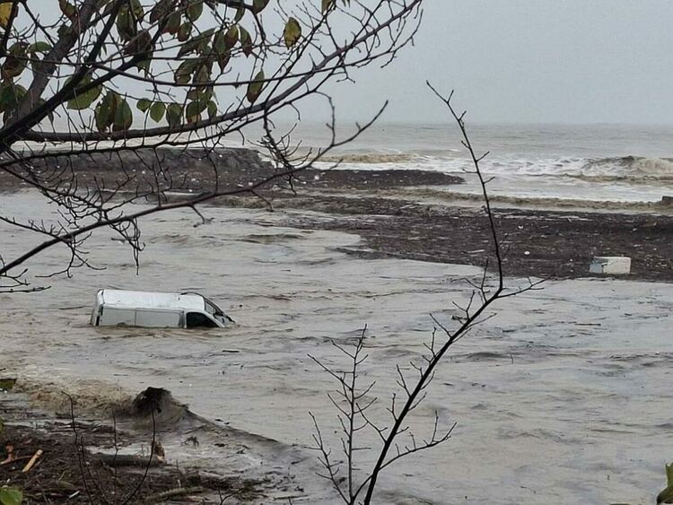 МЗ предупреждава: 5-те златни правила за оцеляване след наводнениe