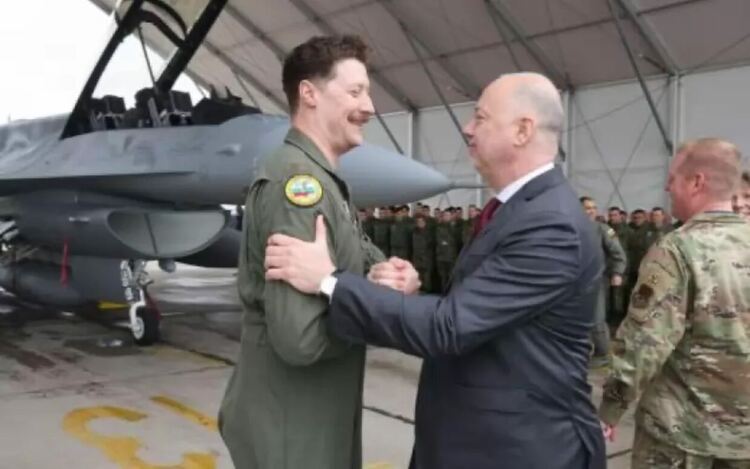 Премиерът Росен Желязков и американски пилот на фона на първия пристигнал изтребител, който даде вече два дефекта