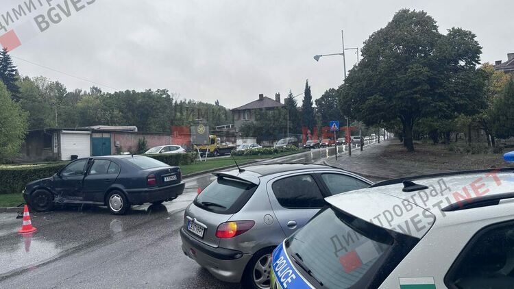 Катастрофа на входа на Димитровград затруднява движението