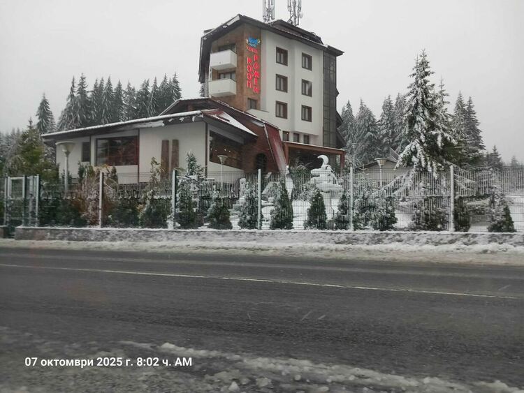 Снежна покривка по проходите, силен снеговалеж в района на Рожен