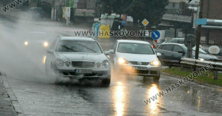 Червен код за опасност от наводнения по Черноморието и в Североизтока