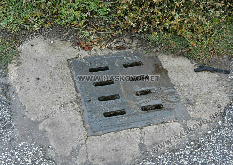 В кв. „Болярово“ се жалват от пропаднал асфалт и неработещи отводнителни шахти 