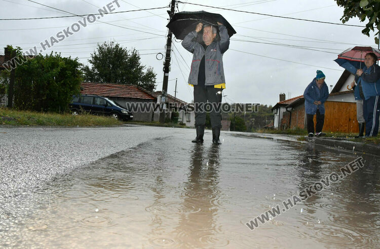 В кв. „Болярово“ се жалват от пропаднал асфалт и неработещи отводнителни шахти 