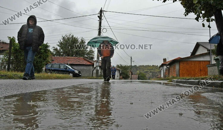 В кв. „Болярово“ се жалват от пропаднал асфалт и неработещи отводнителни шахти 
