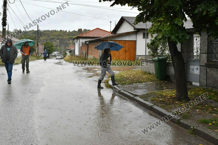 В кв. „Болярово“ се жалват от пропаднал асфалт и неработещи отводнителни шахти 