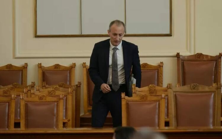 Министър Красимир Вълчев защити промените в училищния закон. Срокът за предложения до второто му четене бе удължен на 28 дни.