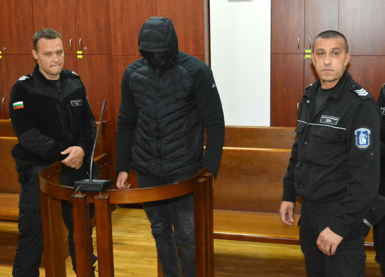 Осъдиха Константин Вишински на 18 месеца условно за разпространение на детска порнография 