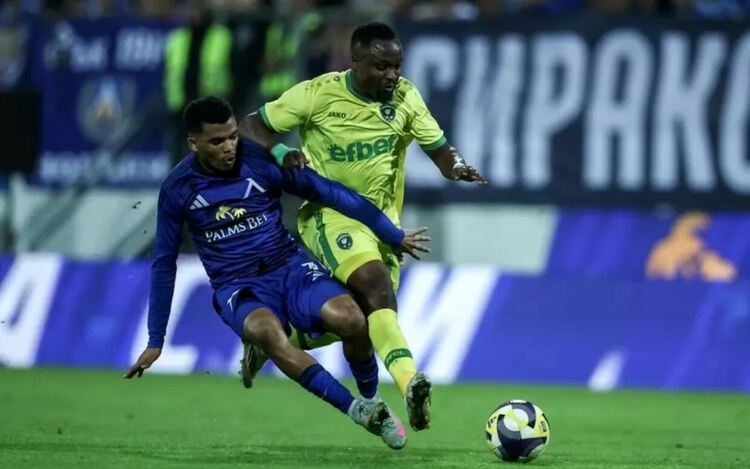 Нападателят на „Лудогорец“ Бърнард Текпетей (вдясно) е най-високо оцененият футболист в Първа лига, а защитникът на „Левски“ Майкон (вляво) е добавил най-много към цената си - 2 млн. евро.