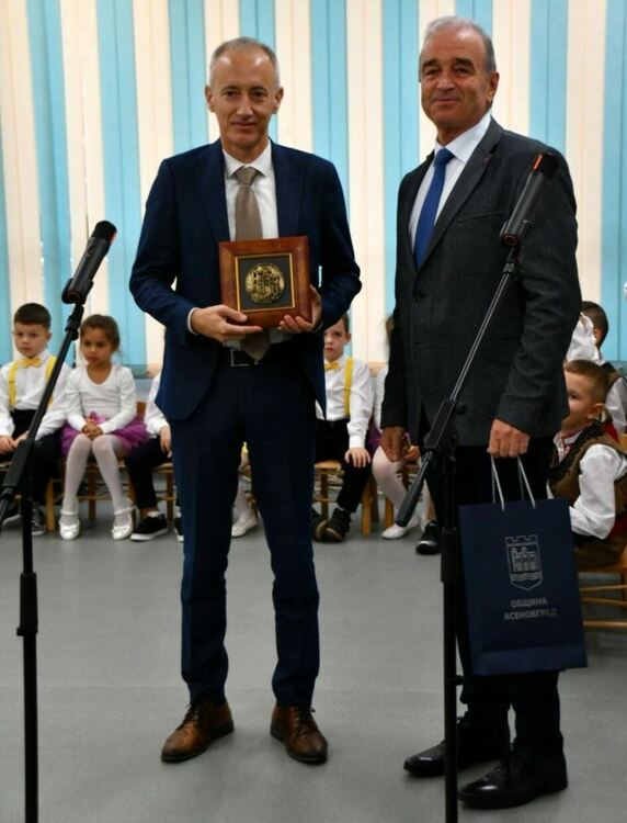 Министър Вълчев и кметът на Асеновград откриха новата детска градина в града