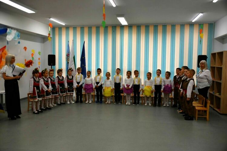 Министър Вълчев и кметът на Асеновград откриха новата детска градина в града