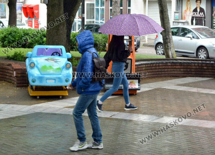 Облачно и дъждовно, в Северна България ще вали дълго и интензивно