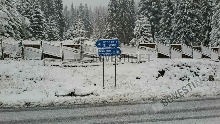 Заснежени и заледени пътища в Родопите, проходът „Превала“ остана затворен за камиони