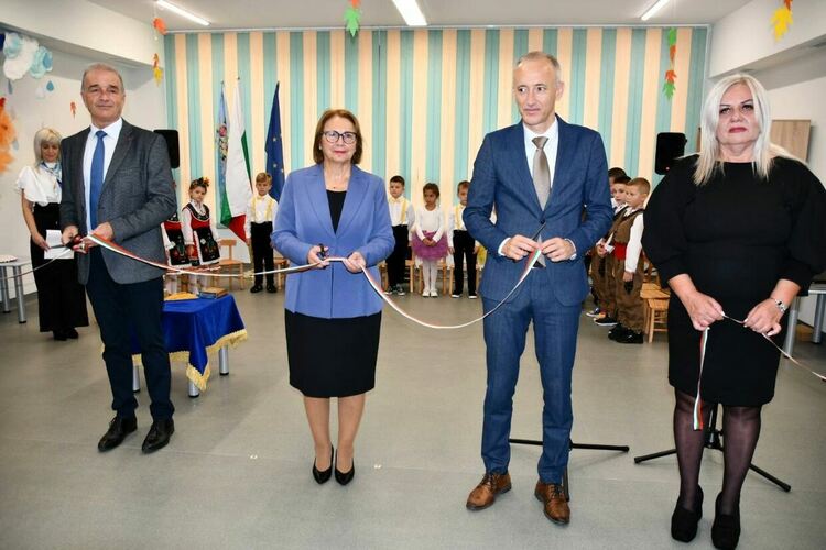 Министър Вълчев и кметът на Асеновград откриха новата детска градина в града